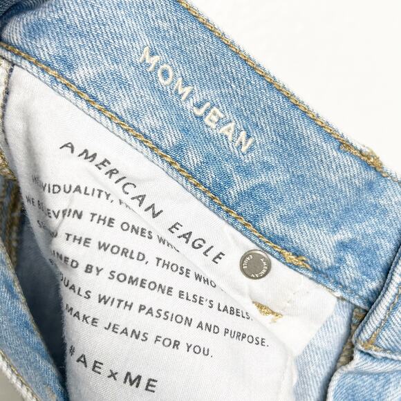 AMERICAN EAGLE OUTFITTERS Mom Jean High-Rise Distressed Light Blue Wash Size 0 - Picture 12 of 13